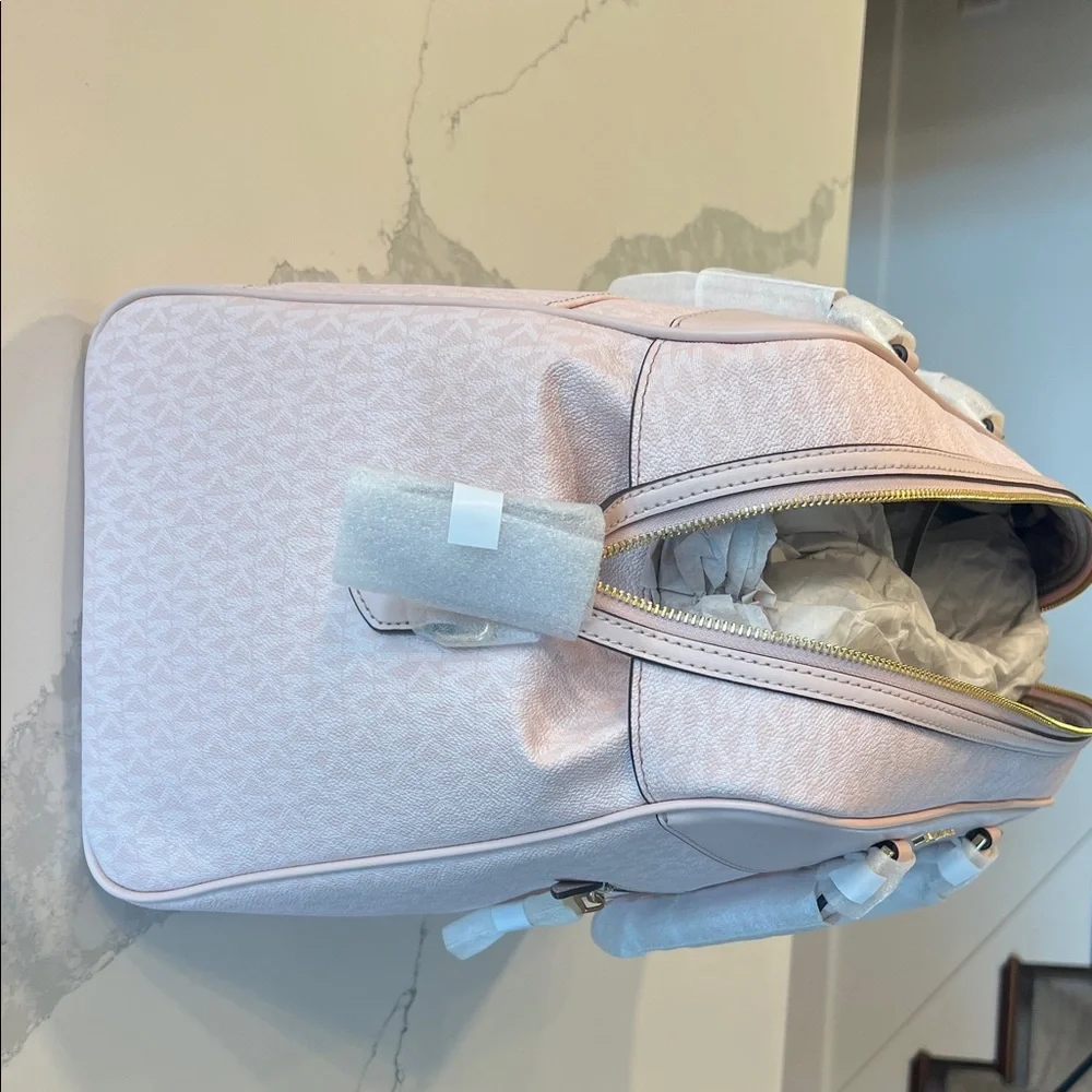 Michael Kors Powder Blush Weekender Bag
Brand New, tags and packing on bag. - Picture 3 of 5